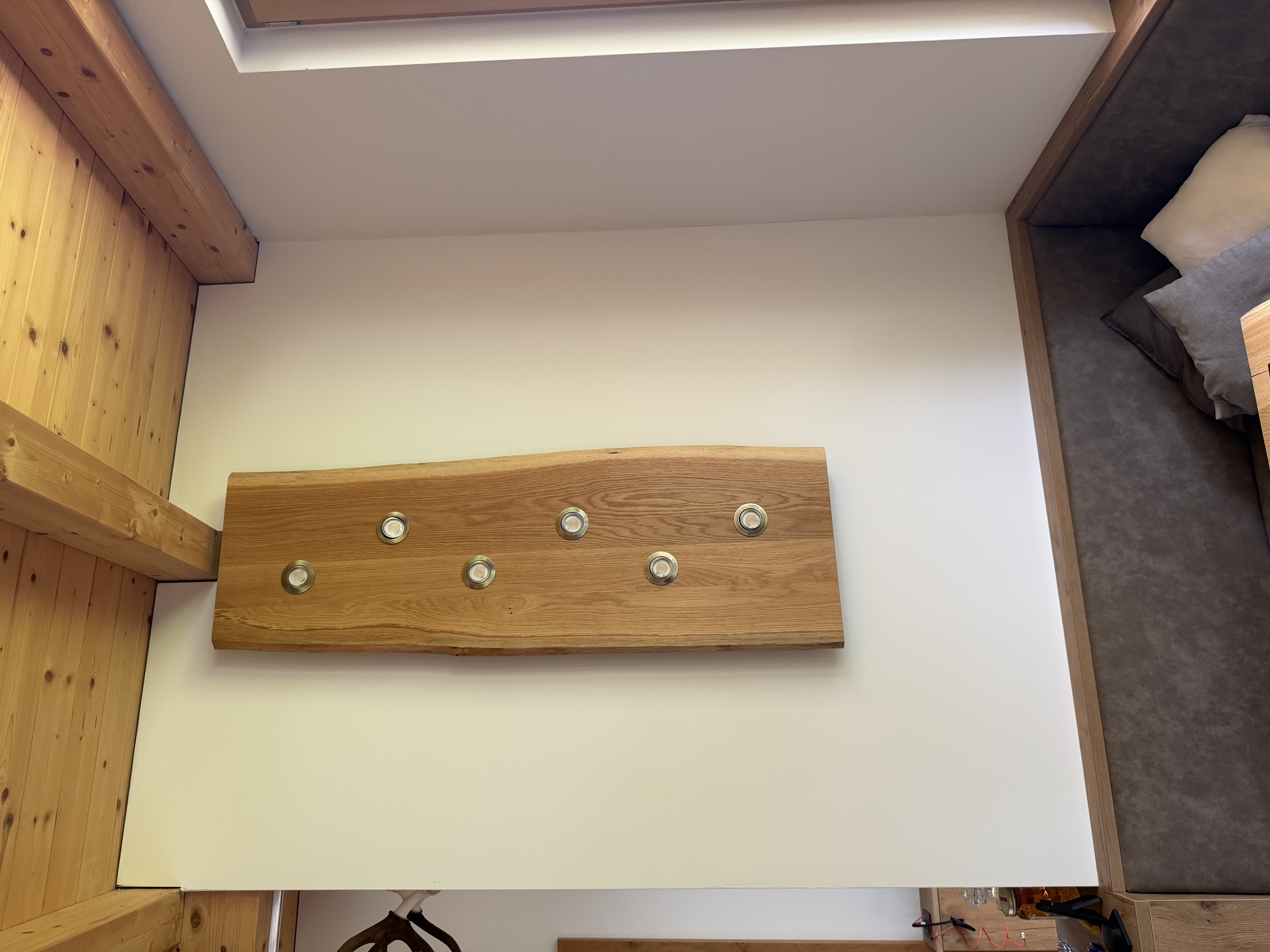 Wandlampe aus Eiche massiv mit sechs Spots