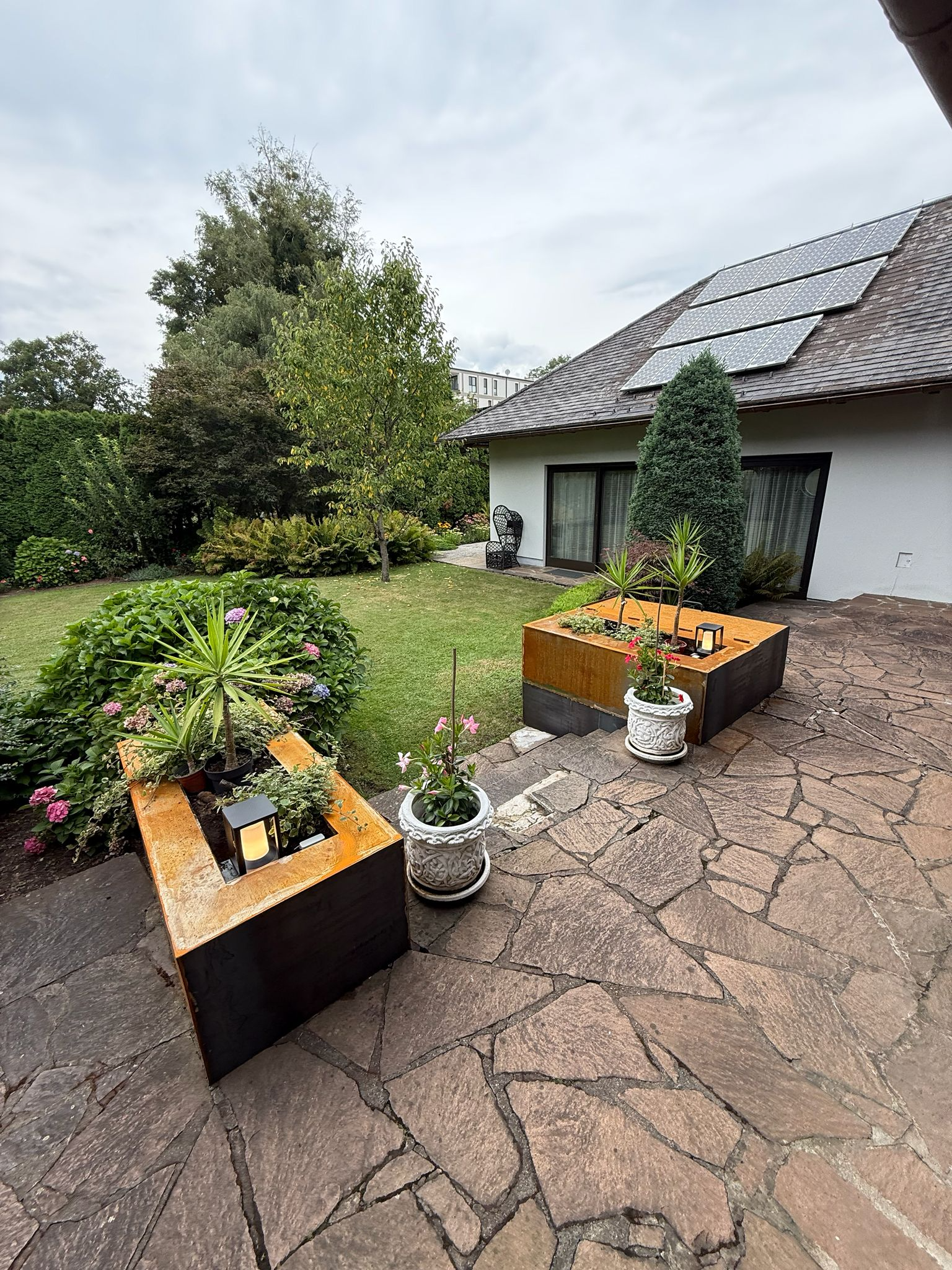 Cortenstahl-Pflanztröge im Garten