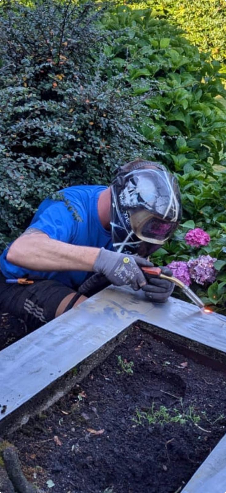 Mario Schober beim Brennen im Garten